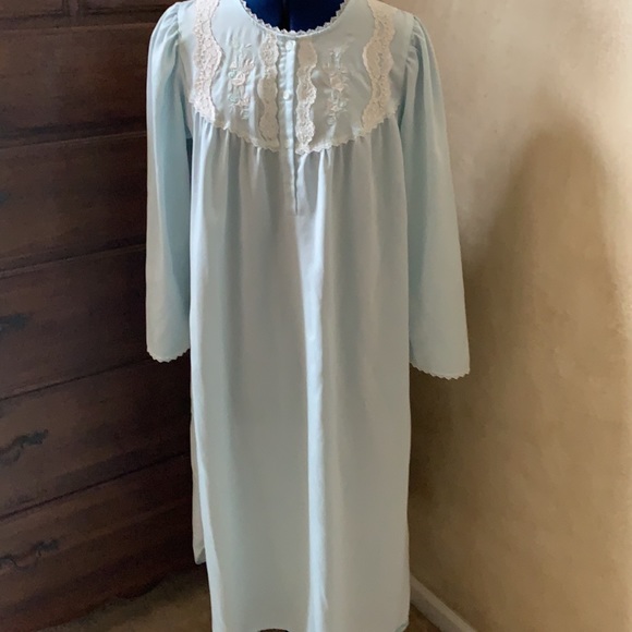 Miss Elaine long-sleeved silky nightgown. - Picture 2 of 13